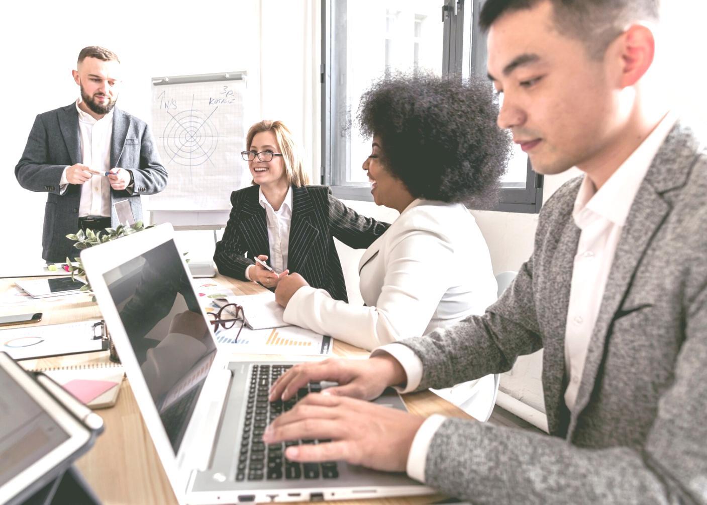 Finanzanalyst bei der Bewertung von Investitionsprojekten