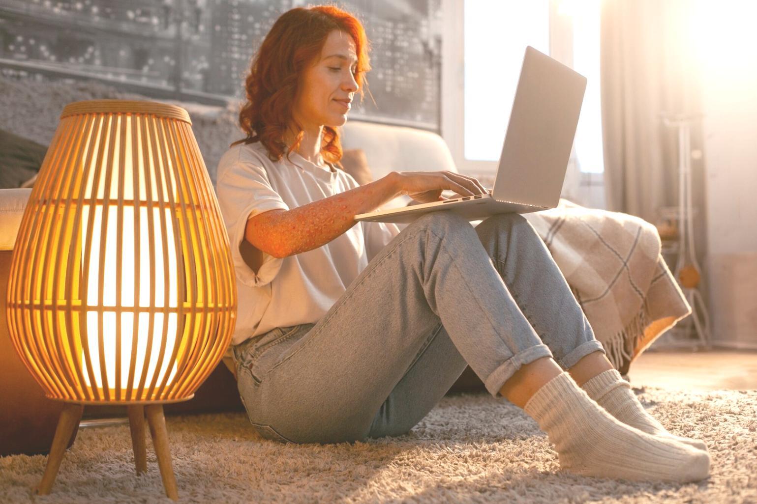 Internationale Studierende bei der Finanzplanung mit Laptops und Dokumenten