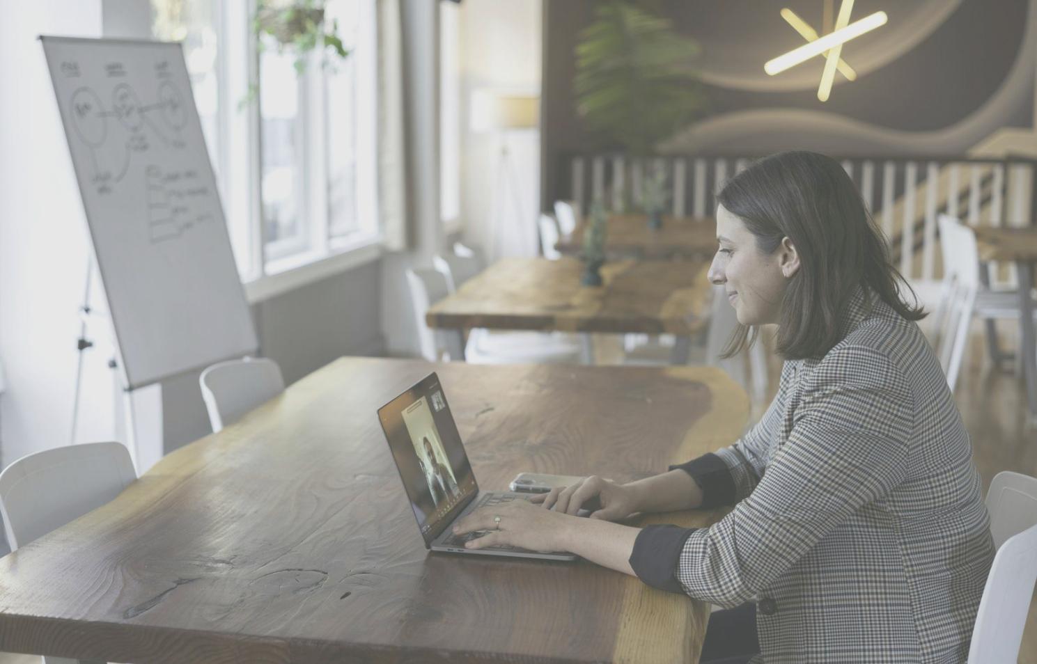 Workshop-Situation mit internationalen Studierenden beim Erlernen von Finanzplanung