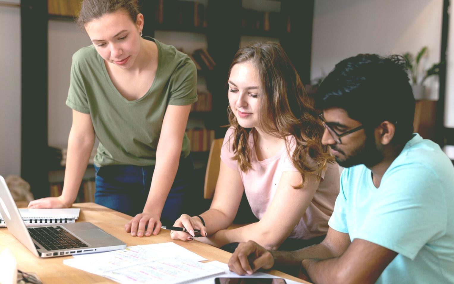 Studierende bei der Analyse von Finanzberechnungen