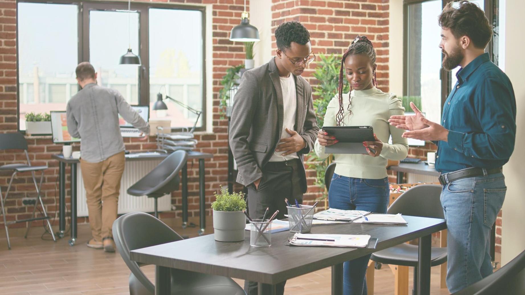 Teammeeting zur Diskussion von Investitionsstrategien und Budgetplanung