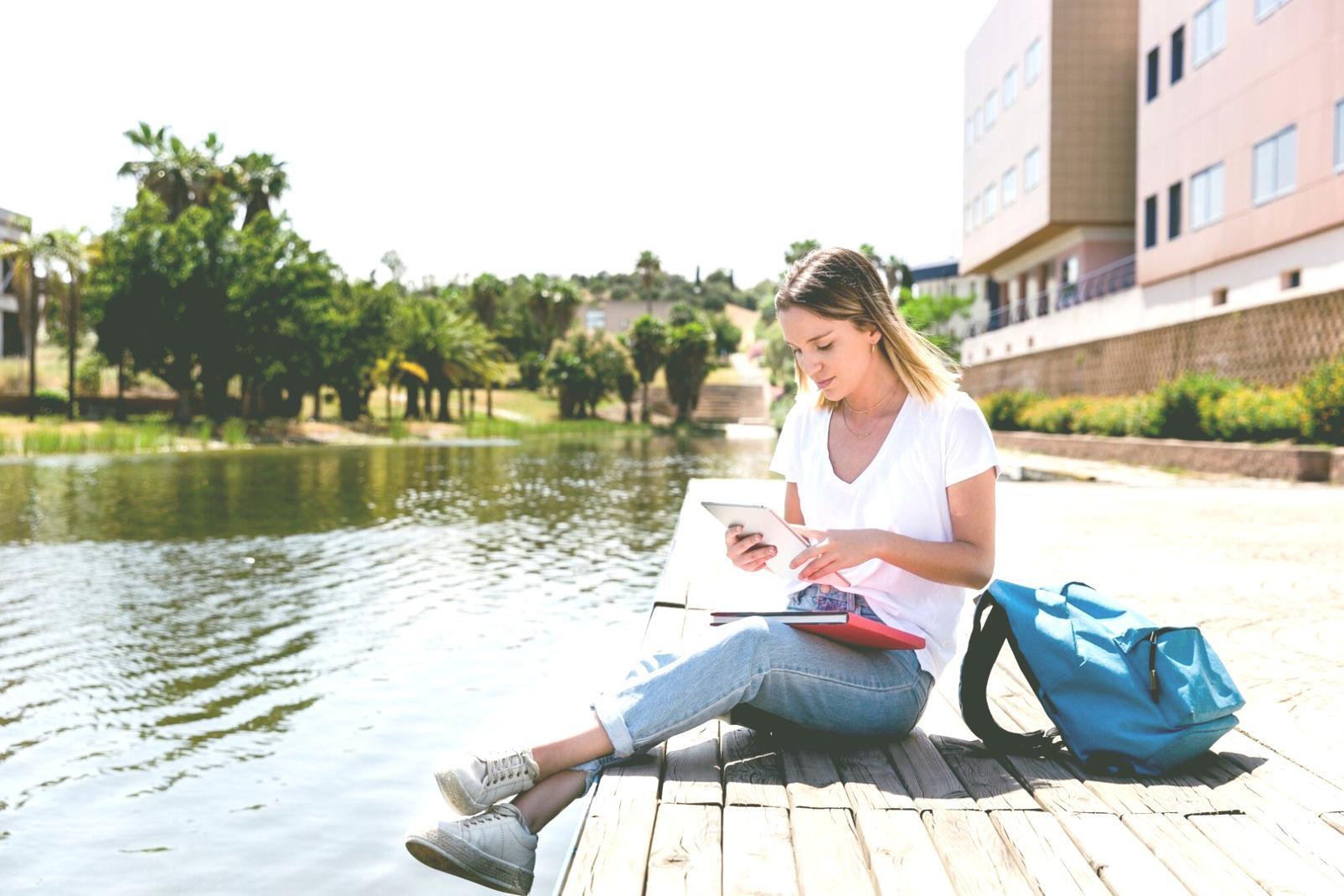 Aufgeschlagene Fachbücher und Notizen auf einem Schreibtisch