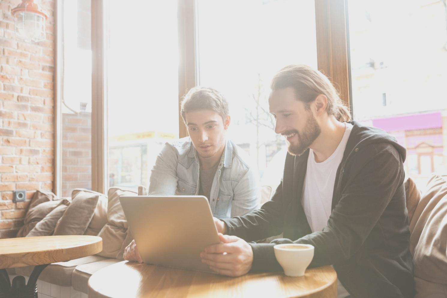 Moderne Lernumgebung mit interaktiven Whiteboards und Gruppenarbeitsplätzen